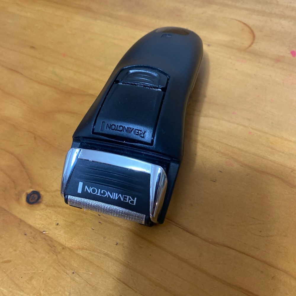 Pre-owned Remington Black and Silver Electric Shaver with out charging cord